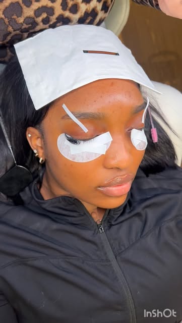 Wimpernverlängerung bei Melisa Beauty Wien — Anwendung mit Augenpads